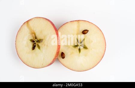 Tranches de pomme mangeant de la dame rose isolées sur fond blanc Banque D'Images