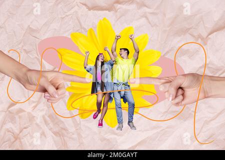 Photo de collage de couple jeunes amoureux dansant ensemble célébrer la saison de printemps vente shopping mains vers le haut près de gerbera jaune isolé sur fond beige Banque D'Images