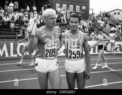 Finale d'argent de la coupe européenne en athlétisme 1987-06-27 à Göteborg Arto Bryggare Finlande félicitez Stéphane Caristan France à la victoire en 110m haies 13,71 Banque D'Images