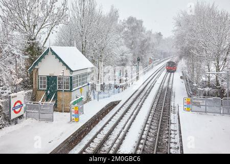 Train arrivant à la station de métro Woodhouse Park en hiver. Banque D'Images