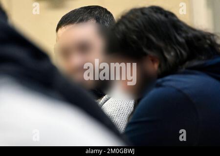 L'accusé Mohamed Abrini et l'accusé Osama Krayem photographiés lors du procès des attaques de 22 mars 2016, au tribunal d'assises de Bruxelles-capitale, le mardi 06 décembre 2022 sur le site de Justitia à Haren, Bruxelles. Sur 22 mars 2016, 32 personnes ont été tuées et 324 ont été blessées lors d'attentats suicide à l'aéroport national de Zaventem et à la station de métro Maalbeek/Maelbeek, qui ont été revendiqués par l'ISIL. BELGA PHOTO POOL DIDIER LEBRUN Banque D'Images