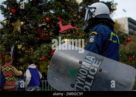 Athènes, Grèce. 06th décembre 2022. Un policier anti-émeute tient un garde à côté de l'arbre de Noël à Syntagma pendant la démonstration. Des étudiants protestent à la mémoire d'Alexis Grigoropoulos, qui a été assassiné par un policier en 2008. Crédit : SOPA Images Limited/Alamy Live News Banque D'Images