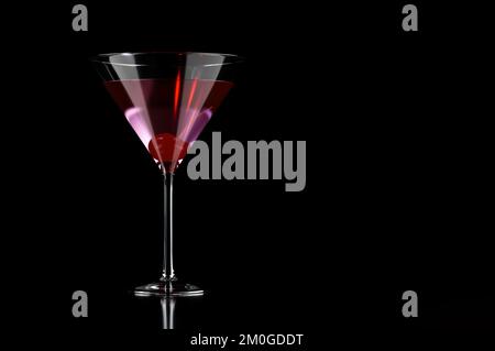 Cocktail rose avec cerise en verre martini Banque D'Images