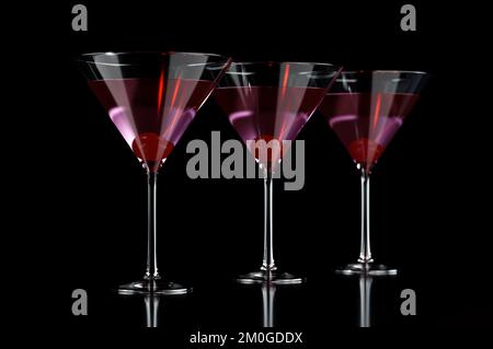 Trois cocktails rouges en verre martini et cerise Banque D'Images