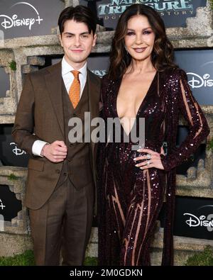 HOLLYWOOD, LOS ANGELES, CALIFORNIE, États-Unis - DÉCEMBRE 05 : Dylan Michael Douglas et la mère Catherine Zeta-Jones arrivent à la série originale de Disney+ « Trésor national : bord de l'histoire » saison 1 tapis rouge tenue au théâtre El Capitan sur 5 décembre 2022 à Hollywood, Los Angeles, Californie, États-Unis. (Photo de Xavier Collin/image Press Agency) Banque D'Images