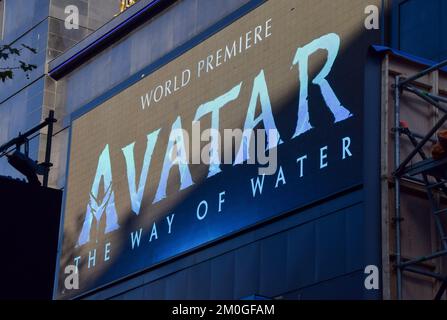 Londres, Royaume-Uni. 6th décembre 2022. Les préparatifs sont en cours pour la première mondiale de ce soir d'Avatar - The Way of Water au cinéma Odéon de Leicester Square. Credit: Vuk Valcic/Alamy Live News Banque D'Images