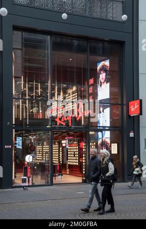 Magasin ray-Ban, magasin pour lunettes et lunettes de soleil sur la rue commerçante Schildergasse, Cologne, Allemagne. Magasin ray-Ban, Geschaft fuer Brillen und Sonnenbr Banque D'Images