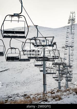 Glen Shee, Écosse, Royaume-Uni. 6th décembre 2022. Couverture de neige en hauteur au centre de ski de Glen Shee, dans le Perthshire, mardi. On prévoit plus de neige sur les terrains plus élevés dans le nord de l'Écosse au cours des 24 prochaines heures. Bien qu'une fine couche de neige couvre les pistes de ski, le centre ouvre le 17 décembre en utilisant des machines à neige si la couverture de neige est insuffisante pour faire des pistes. Iain Masterton/Alay Live News Banque D'Images