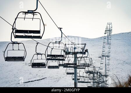 Glen Shee, Écosse, Royaume-Uni. 6th décembre 2022. Couverture de neige en hauteur au centre de ski de Glen Shee, dans le Perthshire, mardi. On prévoit plus de neige sur les terrains plus élevés dans le nord de l'Écosse au cours des 24 prochaines heures. Bien qu'une fine couche de neige couvre les pistes de ski, le centre ouvre le 17 décembre en utilisant des machines à neige si la couverture de neige est insuffisante pour faire des pistes. Iain Masterton/Alay Live News Banque D'Images