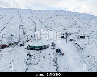 Glen Shee, Écosse, Royaume-Uni. 6th décembre 2022. Couverture de neige en hauteur au centre de ski de Glen Shee, dans le Perthshire, mardi. On prévoit plus de neige sur les terrains plus élevés dans le nord de l'Écosse au cours des 24 prochaines heures. Bien qu'une fine couche de neige couvre les pistes de ski, le centre ouvre le 17 décembre en utilisant des machines à neige si la couverture de neige est insuffisante pour faire des pistes. Iain Masterton/Alay Live News Banque D'Images