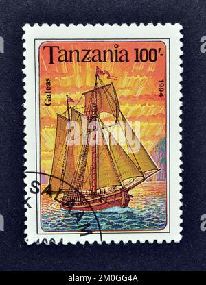 Timbre-poste annulé imprimé par la Tanzanie, qui montre Galeas, vers 1991. Banque D'Images