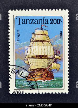 Timbre-poste annulé imprimé par la Tanzanie, qui montre Frigate, vers 1991. Banque D'Images