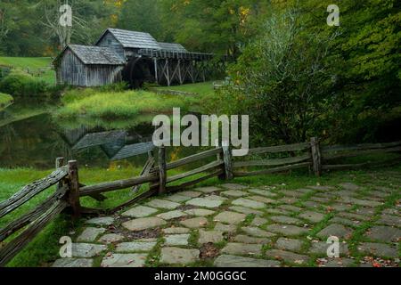 Le charmant moulin historique de Mabry, sur la Blue Ridge Parkway, dans les prés de Dan, en Virginie Banque D'Images