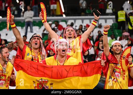 Al Rajjan, Qatar. 06th décembre 2022. Football, coupe du monde, Maroc - Espagne, finale, ronde de 16, Stade de la ville d'éducation, fans de l'Espagne avant le match. Crédit : Robert Michael/dpa/Alay Live News Banque D'Images