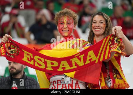 Al Rayyan, Qatar. 6th décembre 2022. Les fans applaudissent avant le match de la série 16 entre le Maroc et l'Espagne lors de la coupe du monde de la FIFA 2022 au stade Education City à Al Rayyan, Qatar, le 6 décembre 2022. Credit: Zheng Huansong/Xinhua/Alay Live News Banque D'Images