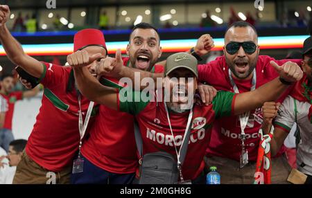 Al Rayyan, Qatar. 6th décembre 2022. Les fans applaudissent avant le match de la série 16 entre le Maroc et l'Espagne lors de la coupe du monde de la FIFA 2022 au stade Education City à Al Rayyan, Qatar, le 6 décembre 2022. Credit: Zheng Huansong/Xinhua/Alay Live News Banque D'Images