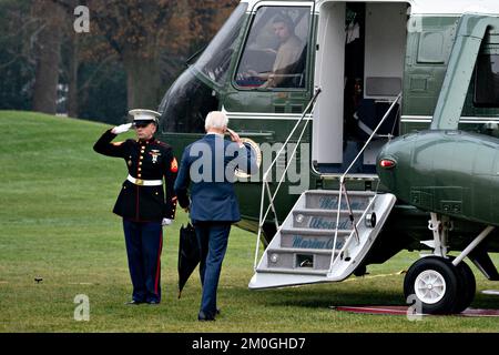 Washington, États-Unis. 06th décembre 2022. LE président AMÉRICAIN Joe Biden salue lors de son embarquement à bord de Marine One sur la pelouse sud de la Maison Blanche à Washington, DC, Etats-Unis, le mardi 6 décembre, 2022. Biden contribuera à célébrer une étape décisive dans la construction par Taiwan Semiconductor Manufacturing Co. D'une usine de fabrication de $12 milliards de dollars en Arizona aujourd'hui, sa première usine de puces avancée aux États-Unis. Photographe: Andrew Harrer/Pool/Sipa USA crédit: SIPA USA/Alay Live News Banque D'Images