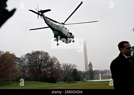 Washington, États-Unis. 06th décembre 2022. Marine One, avec le président américain Joe Biden à bord, quitte la pelouse sud de la Maison Blanche à Washington, DC, Etats-Unis, le mardi 6 décembre, 2022. Biden contribuera à célébrer une étape décisive dans la construction par Taiwan Semiconductor Manufacturing Co. D'une usine de fabrication de $12 milliards de dollars en Arizona aujourd'hui, sa première usine de puces avancée aux États-Unis. Photographe: Andrew Harrer/Pool/Sipa USA crédit: SIPA USA/Alay Live News Banque D'Images