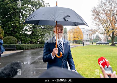 Washington, États-Unis. 06th décembre 2022. LE président AMÉRICAIN Joe Biden s'adresse aux médias avant d'embarquer à bord de Marine One sur la pelouse sud de la Maison Blanche à Washington, DC, Etats-Unis, le mardi 6 décembre, 2022. Biden contribuera à célébrer une étape décisive dans la construction par Taiwan Semiconductor Manufacturing Co. D'une usine de fabrication de $12 milliards de dollars en Arizona aujourd'hui, sa première usine de puces avancée aux États-Unis. Photographe: Andrew Harrer/Pool/Sipa USA crédit: SIPA USA/Alay Live News Banque D'Images