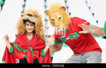 Al Rayyan, Qatar. 6th décembre 2022. Les fans applaudissent avant le match de la série 16 entre le Maroc et l'Espagne lors de la coupe du monde de la FIFA 2022 au stade Education City à Al Rayyan, Qatar, le 6 décembre 2022. Credit: LAN Hongguang/Xinhua/Alay Live News Banque D'Images