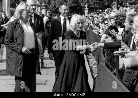 Camilla la reine Consort accueille des foules à l'extérieur de Buckingham Palace après la mort de la reine Elizabeth II, Londres, Royaume-Uni. Banque D'Images