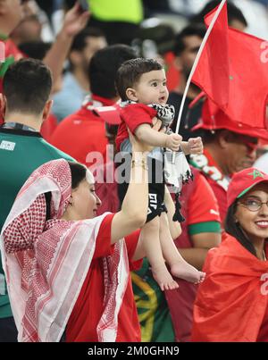 Al Rayyan, Qatar. 6th décembre 2022. Les fans sont vus avant le match de la série de 16 entre le Maroc et l'Espagne lors de la coupe du monde de la FIFA 2022 au stade Education City à Al Rayyan, Qatar, le 6 décembre 2022. Credit: LAN Hongguang/Xinhua/Alay Live News Banque D'Images