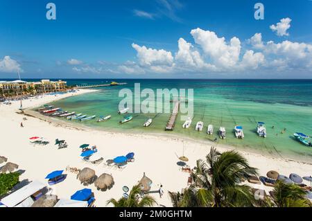 Mexique, Quintana Roo, Playa del Carmen, belle plage de sable blanc avec jetée, bateaux et mer des Caraïbes Banque D'Images