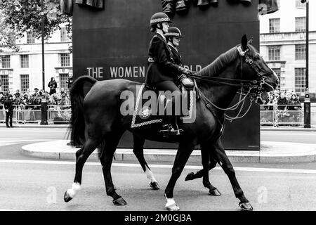 Les officiers de police des femmes montées se trouvent à côté du monument des femmes de la Seconde Guerre mondiale à Whitehall, Londres, Royaume-Uni. Banque D'Images