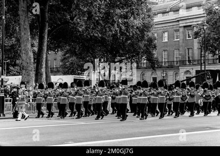 Une bande militaire (Scots et Coldstream Guards) participe au défilé funéraire de la reine Elizabeth II, Whitehall, Londres, Royaume-Uni. Banque D'Images