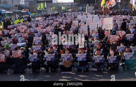 Uiwang, Corée du Sud. 6th décembre 2022. Des membres de la Confédération coréenne des syndicats (KCTU) se sont ralliés à la manifestation à Uiwang, au sud de Séoul, en Corée du Sud, sur 6 décembre 2022. Un important syndicat s'est joint à une protestation des camionneurs sud-coréens, élargissant la grève qui perturbe les chaînes d'approvisionnement mondiales et frappe les exportateurs locaux. (Photo de Lee Young-ho/Sipa USA) crédit: SIPA USA/Alay Live News Banque D'Images