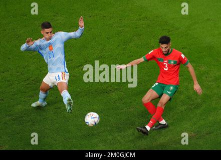 Ferran Torres en Espagne (à gauche) et Noussair Mahraoui au Maroc en action lors du match de la coupe du monde de la FIFA de seize points au stade Education City à Al-Rayyan, au Qatar. Date de la photo: Mardi 6 décembre 2022. Banque D'Images