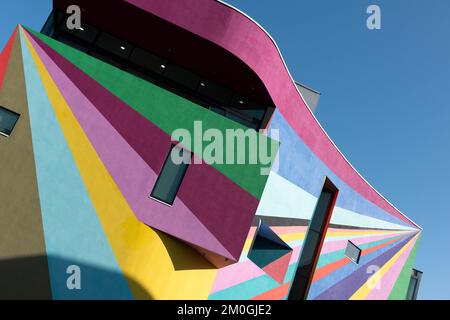 Vue extérieure de la galerie d'art Toor à Eastbourne, East Sussex, Angleterre, Royaume-Uni. Montrant la fresque créée par Lothar Götz en 2019. Banque D'Images