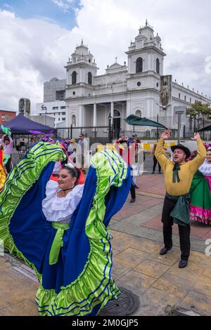 Groupe folklorique devant l'église de la Soledad dans la ville de San José, au Costa Rica Banque D'Images