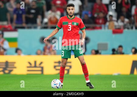 Noussair Mazraoui du Maroc lors du match de la coupe du monde de la FIFA, Qatar 2022, Groupe E, entre l'Espagne et l'Allemagne, a joué au stade Al Bayt le 27 novembre 2022 à Al Khor, Qatar. (Photo de Bagu Blanco / PRESSIN) Banque D'Images