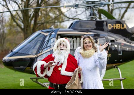 Essen, Allemagne. 06th décembre 2022. St. Nicholas et son ange atterrissent en hélicoptère à la Ruhrwiesen à Essen-Steele, après quoi une calèche les emmène au marché de Noël voisin. Credit: Christoph Reichwein/dpa/Alay Live News Banque D'Images