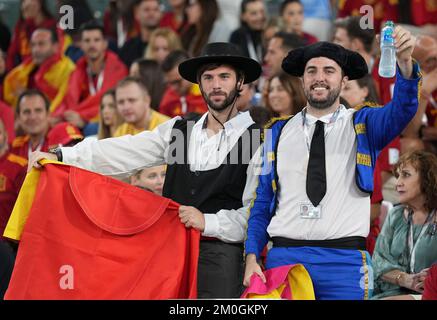 Al Rayyan, Qatar. 6th décembre 2022. Les fans applaudissent avant le match de la série 16 entre le Maroc et l'Espagne de la coupe du monde de la FIFA 2022 au stade Education City à Al Rayyan, Qatar, le 6 décembre 2022. Credit: Zheng Huansong/Xinhua/Alay Live News Banque D'Images