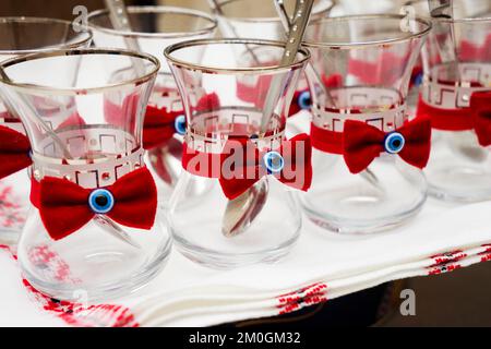 Oriental, turc, azéri traditionnel en verre de forme poire pour thé noir. Armudu Armud le fond et un bol en verre sur la table Banque D'Images