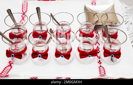 Oriental, turc, azéri traditionnel en verre de forme poire pour thé noir. Armudu Armud le fond et un bol en verre sur la table Banque D'Images