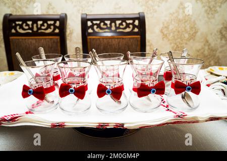 Oriental, turc, azéri traditionnel en verre de forme poire pour thé noir. Armudu Armud le fond et un bol en verre sur la table Banque D'Images