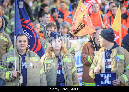 Londres, Royaume-Uni. 06th décembre 2022. Les pompiers, le personnel de contrôle et les membres du Syndicat des brigades des pompiers (FBU) se rassemblent aujourd'hui à Westminster et les députés du lobby pour marquer le début d'un scrutin de grève. Les membres DE LA FBU ont rejeté l'offre de rémunération actuelle et votent sur la question de savoir si les grèves seront Vas-y. Credit: Imagetraceur/Alamy Live News Banque D'Images