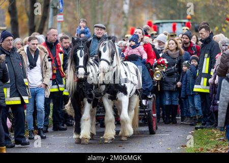 Essen, Allemagne. 06th décembre 2022. St. Nicholas se déplace en calèche vers un marché de Noël après avoir atterri en hélicoptère. Credit: Christoph Reichwein/dpa/Alay Live News Banque D'Images