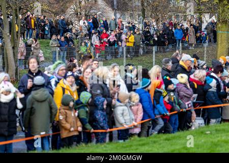 Essen, Allemagne. 06th décembre 2022. De nombreux enfants attendent avec leurs parents le Père Noël, qui atterrit par hélicoptère à la Ruhrwiesen. De là, une calèche les emmène au marché de Noël voisin. Credit: Christoph Reichwein/dpa/Alay Live News Banque D'Images