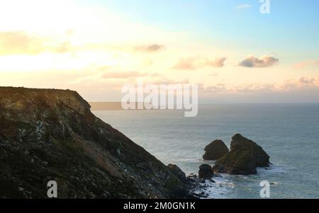 La vue de la côte nord de Cornouailles vers Godrevy de Bassets Cove, Cornwall, Royaume-Uni - John Gollop Banque D'Images