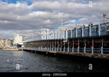 Istanbul, Turquie - 11-11-2022:vue sur le pont de Galata, un jour d'automne nuageux à Istanbul Banque D'Images