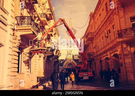 ouvriers de construction dans le seau de véhicule de grue pour la restauration et la réparation de la façade du bâtiment. Banque D'Images