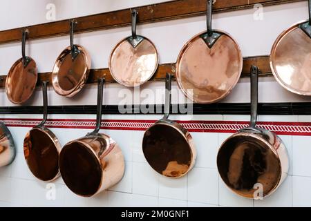 Casseroles et poêles en cuivre à l'ancienne - John Gollop Banque D'Images