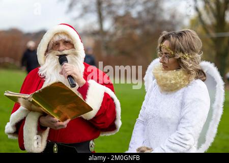 Essen, Allemagne. 06th décembre 2022. St. Nicholas (l) parle à côté de son ange après son atterrissage en hélicoptère à la Ruhrwiesen à Essen-Steele. Credit: Christoph Reichwein/dpa/Alay Live News Banque D'Images