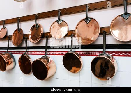 Casseroles et poêles en cuivre à l'ancienne - John Gollop Banque D'Images