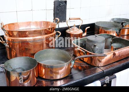 Casseroles et poêles en cuivre à l'ancienne - John Gollop Banque D'Images