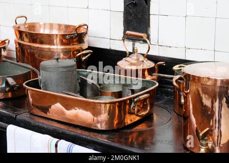 Casseroles et poêles en cuivre à l'ancienne - John Gollop Banque D'Images